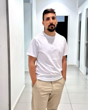 Dário Guerreiro Instagram - Agora que o verão no Algarve está quase a acabar (quase! ainda faltam umas semaninhas), deixo-vos com um humilde photo dump dos meus momentos mais acima da média:
1 - todo janota no matrimónio de um amigo e colega do humor
2 - provavelmente vendo um vídeo qualquer enviado por minha cônjuge 
3 - testando a temperatura da água para decidir se atanchava o sombreiro ou se voltava para casa (estava só 18 graus, bazei)
4 - levando cabazada no minigolf 
5 - levando cabazada no bilhar (atentem que não consegui meter uma única bola!)
6 - sendo interrompido por pavões enquanto tentava gravar ordinário 
7 - a segunda coisa mais assustadora que vi na minha caixa de correio a seguir à carta das finanças
8 - com o recinto praticamente vazio, um cidadão do século XIX achou que o melhor sítio para ver o concerto seria mesmo à frente de um gajo de 1,60m
9 - emanando algum estilo nos provadores de uma loja multinacional a fim de perceber qual o melhor conjunto para a sessão fotográfica de pequeno problema
10 - pequeno problema, a alguns dias de estrear, já com a data de Coimbra esgotada, mas podeis comprar bilhetes para as outras no link que está no meu perfil