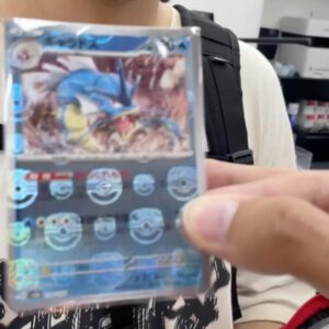 Dario Moccia Instagram - È fatta. Pokédex di Pokémon 151 in versione Master Ball Mirror Holo è finita. Grazie ai quei ragazzi dei due tour che mi hanno accompagnato in giro per negozi a cercarle come ai vecchi tempi.
