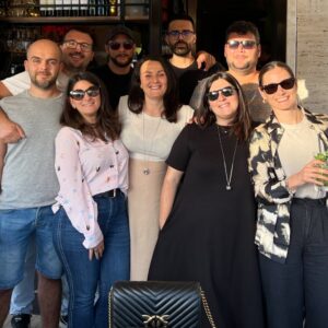 Dario Moccia Instagram - L’altro giorno ho rivisto i miei amici. Quelli dell’asilo, quelli delle elementari. Erano quelli con i quali scambiavo le carte Pokémon e giocavo ai videogiochi. Per me non è facile dirgli quanto gli voglio bene, di quanto sia facile ritornare alla realtà con loro, quindi mi limito a farli ridere, come faccio con tutti. È il mio modo di augurargli il meglio e di fargli capire quanto io sia fiero di loro. Alcuni stanno per avere dei bambini mentre io faccio fatica a capire che non lo sono più.