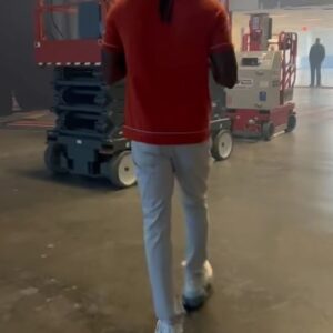 Darnell Ferguson Instagram - Ain’t nothing like walking into your dreams wearing that Persimmon shirt and wide brim fedora!! @jupiter_hearts kept me so stylish for season 2 of #superchefgrudgematch and @jacquemgidocosmetics makes sure I’m glowing like black panther lol.  Can’t wait for everyone to see this new season #itainteasybeingsuper #foodnetwork #superchef #darnellferguson #style #fashion #dapper #cantbuystyle