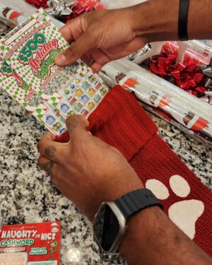 Darnell Ferguson Instagram - It’s that time of year when SuperChef is making his list and checking it twice! When it comes to the holidays, nothing beats enjoying good food with family and @kylottery Holiday Scratch-offs for those who have been nice! #kylottery #ad