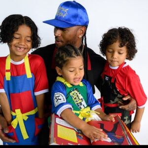 Darnell Ferguson Instagram - It’s the holiday season and the new kids aprons from @rockchef2impress are out!! Whether they are cooking in the kitchen or doing kid friendly task! Also get them a copy of #superchefsfamilycookbook @barnesandnoble #gifts #holidayshopping #giftwrapping #christmas #superchefgrudgematch #superchef