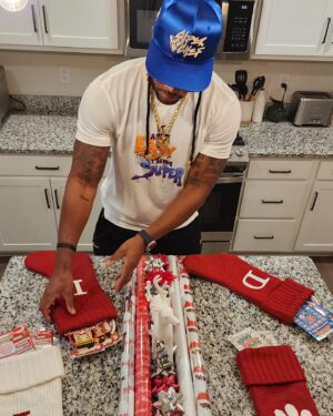 Darnell Ferguson Instagram - It’s that time of year when SuperChef is making his list and checking it twice! When it comes to the holidays, nothing beats enjoying good food with family and @kylottery Holiday Scratch-offs for those who have been nice! #kylottery #ad