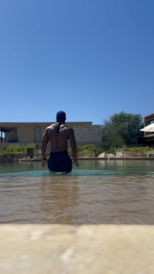 Darnell Ferguson Instagram - I’m in a season of life where I’m welling to kill off all the old things to experience the new and what’s for me! I used to rather keep things the same even tho I wasn’t happy nor experiencing life to the fullest. Because I was scared of some temporary pain, But now I feel like I’m in HUNTING SEASONS!! I can take the scars and bruises in order to catch Dinner! Now let’s eat! And guess what? I can cook too lol so I got that covered #becomingSuper #itainteasybeingsuper #makingmyancestorsproud #superchef #Darnellferguson #inspiration #motivate #Dontneedathirsttrap #itiswhatitis #blessed #mind #body #spirit #gym #books #feedingmyspirit #superchefgrudgematch