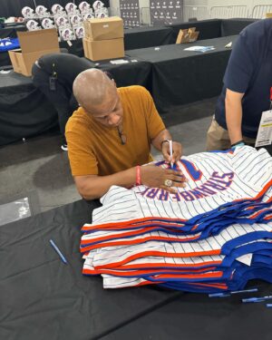 Darryl Strawberry Instagram - Being @fanaticsfest was an absolute delight! Great job @michaelrubin @fanatics @topps @meadchaskysports @jstraw05 @boyfromnewyorkcity @jim.simpson1