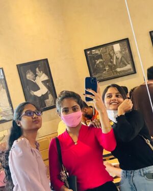 Darshini Gowda Instagram - True friends are like diamonds—bright, beautiful, valuable, and always in style.
@darshini_17.vp 
@darshinigowda01
