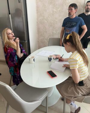 Daryna Trehubova Instagram - «Містер і Місіс Малишки» від @sferafilm_studio - цей проєкт я буду памʼятати довго!)
Не лише через класних акторів, команду і сценарій. А ще й тому, що це перший наш спільний серіал з Поліною, який вийде на ТБ (канал 2 2).

І вона грає не мою дочку!))) На другому фото - її чудова кінородина Малишків, а я граю їхню яскраву неоднозначну сусідку з кримінальним минулим (та ще й під домашнім арештом😝)

Як воно - працювати з донькою на майданчику? Так само, як і з іншими артистами. Ви створюєте іншу реальність, в якій ваші персонажі взаємодіють в рамках сценарію. Ну хіба що частіше обіймаєтесь і цілуєтесь😚

Пишіть в коментарях, якщо памʼятаєте акторку  Поліну Громову ще крихіткою у «Все буде добре», або щемливим дитям в «Щедрику»😉
