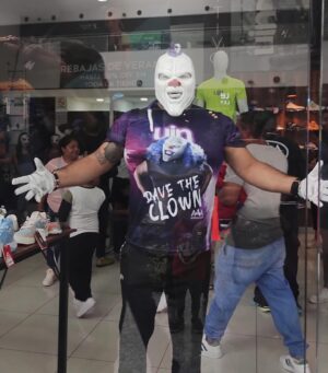 Dave The Clown Instagram - Muchas gracias a @uin.mx por la oportunidad de estar en sus diseños ,gran marca de ropa deportiva y de gran calidad . Ya pueden comprar en sus tiendas la ropa de UIN con diseños de @luchalibreaaa