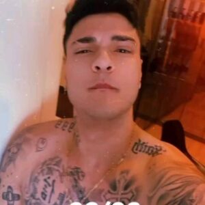 Davi Kneip Instagram - O fenômeno MTG está fazendo grandes nomes da música popular brasileira invadirem as paradas e a próxima a conquistar a geração Z pode ser Alcione. Davi Kneip, que tem mais de 2,7 milhões de ouvintes apenas numa plataforma de áudio, conseguiu a liberação do clássico "Você Me Vira A Cabeça" e vai lançar nesta sexta (2) a versão montagem de funk oficial da música.

Bem mais que os direitos para o remix, Davi conseguiu também ser seguido por Alcione. Nos stories, o artista mineiro comemorou o reconhecimento e a generosidade da veterana em apoiar artistas da nova geração. "A lenda liberou a música e me seguiu. Estou me sentido muito privilegiado.", disse ele.

Ao longo desse ano, tem crescido o número de músicas da MPB que estão sendo utilizadas em MTG - que significa montagem - com faixas de funk. O formato é um fenômeno e fez Seu Jorge alcançar o topo do Top 50 Brasil do Spotify pela primeira vez com um MTG, feito pelo DJ Topo, da sua música "Quem Não Quer Sou Eu" em junho.