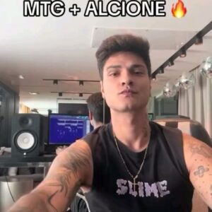 Davi Kneip Instagram - O fenômeno MTG está fazendo grandes nomes da música popular brasileira invadirem as paradas e a próxima a conquistar a geração Z pode ser Alcione. Davi Kneip, que tem mais de 2,7 milhões de ouvintes apenas numa plataforma de áudio, conseguiu a liberação do clássico "Você Me Vira A Cabeça" e vai lançar nesta sexta (2) a versão montagem de funk oficial da música.

Bem mais que os direitos para o remix, Davi conseguiu também ser seguido por Alcione. Nos stories, o artista mineiro comemorou o reconhecimento e a generosidade da veterana em apoiar artistas da nova geração. "A lenda liberou a música e me seguiu. Estou me sentido muito privilegiado.", disse ele.

Ao longo desse ano, tem crescido o número de músicas da MPB que estão sendo utilizadas em MTG - que significa montagem - com faixas de funk. O formato é um fenômeno e fez Seu Jorge alcançar o topo do Top 50 Brasil do Spotify pela primeira vez com um MTG, feito pelo DJ Topo, da sua música "Quem Não Quer Sou Eu" em junho.