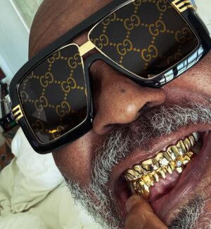 David Alan Grier Instagram - When them birrrrfffffddday grills finally arrive a month late! #JohnnyDang🎁 🎉 🥂