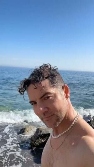 David Bisbal Instagram - Como me gusta salir a hacer deporte y de manera improvisada meterme en el mar. Espero que también vosotros podáis compaginar el trabajo con estos momentos de ejercicio al aire libre. Sin duda el verano es el momento perfecto para hacerlo.
