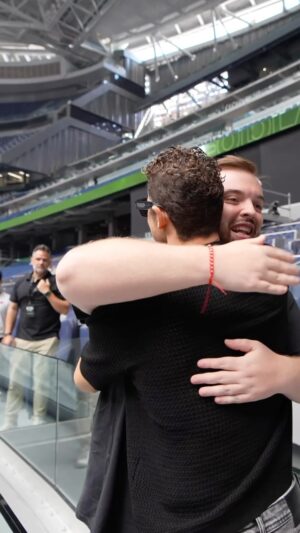 David Bisbal Instagram - Venga, os comparto por aquí un adelanto del Video capítulo que veremos mañana de la velada del año en el Santiago Bernabéu. Un poco os enseño la preparación, la prueba de sonido, a los artistas que me encuentro y cómo de emocionado me encontraba los min previos. Mañana el vídeo capítulo entero en el canal de YouTube!!! @infolavelada