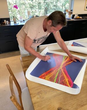 David Duchovny Instagram - I've teamed up with @soundwaves_art to sign these fun pieces of art made from the soundwaves of The X-Files theme song, as well as my own song “Hell or Highwater.” I’ll be autographing each piece and we're donating 100% of profits raised to @sweetreliefmusiciansfund, who are making life-saving grants to crew members in music and entertainment that struggle to make ends meet. 

Limited availability, so get one fast!
https://soundwavesartfoundation.com/collections/the-x-files