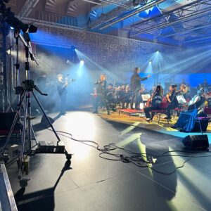 David Garrett Instagram - Making of - Part 2 of shooting the music video to „Blinding Lights (David Garrett Edition)“ 😄🎻
Which pic is your favourite and most important question: have you watched the full music video on YouTube yet?

#behindthescenes #musicvideoshoot #musicvideo #orchestra #symphony #theweeknd #blindinglights