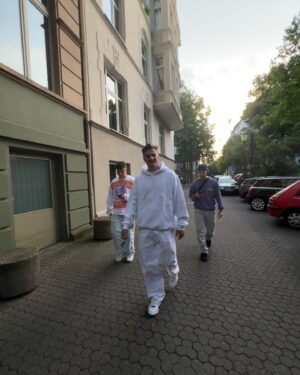 David Henrichs Instagram - Mein bisher aufregendstes Jahr geht zu Ende. 

Unzählige Stunden vor dem Rechner, hinter und vor der Kamera oder auf irgend einer Baustelle. Völlig verrückt, wenn man bedenkt, dass wir Anfang des Jahres in einem leeren Raum standen, den wir mit unseren eigenen Händen zu unserem Büro formen konnten. Weiter ging es mit der Projektwohnung, 7vsWild, @tarmac.inc launch und vielem mehr. 

Besonderes Danke an @leonardoagraz, @arohajli, @jovekamp, @max_kovacs, @fritz.meinecke und natürlich jeden einzelnen von euch 🤍