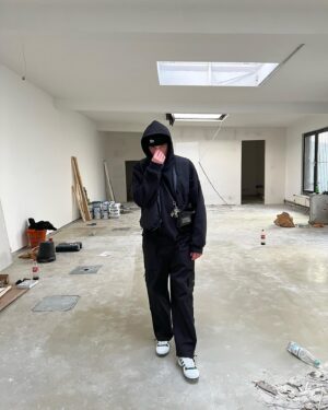 David Henrichs Instagram - Mein bisher aufregendstes Jahr geht zu Ende. 

Unzählige Stunden vor dem Rechner, hinter und vor der Kamera oder auf irgend einer Baustelle. Völlig verrückt, wenn man bedenkt, dass wir Anfang des Jahres in einem leeren Raum standen, den wir mit unseren eigenen Händen zu unserem Büro formen konnten. Weiter ging es mit der Projektwohnung, 7vsWild, @tarmac.inc launch und vielem mehr. 

Besonderes Danke an @leonardoagraz, @arohajli, @jovekamp, @max_kovacs, @fritz.meinecke und natürlich jeden einzelnen von euch 🤍