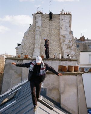 David Henrichs Instagram - Mein bisher aufregendstes Jahr geht zu Ende. 

Unzählige Stunden vor dem Rechner, hinter und vor der Kamera oder auf irgend einer Baustelle. Völlig verrückt, wenn man bedenkt, dass wir Anfang des Jahres in einem leeren Raum standen, den wir mit unseren eigenen Händen zu unserem Büro formen konnten. Weiter ging es mit der Projektwohnung, 7vsWild, @tarmac.inc launch und vielem mehr. 

Besonderes Danke an @leonardoagraz, @arohajli, @jovekamp, @max_kovacs, @fritz.meinecke und natürlich jeden einzelnen von euch 🤍