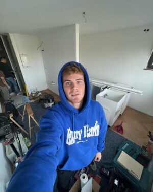 David Henrichs Instagram - Mein bisher aufregendstes Jahr geht zu Ende. 

Unzählige Stunden vor dem Rechner, hinter und vor der Kamera oder auf irgend einer Baustelle. Völlig verrückt, wenn man bedenkt, dass wir Anfang des Jahres in einem leeren Raum standen, den wir mit unseren eigenen Händen zu unserem Büro formen konnten. Weiter ging es mit der Projektwohnung, 7vsWild, @tarmac.inc launch und vielem mehr. 

Besonderes Danke an @leonardoagraz, @arohajli, @jovekamp, @max_kovacs, @fritz.meinecke und natürlich jeden einzelnen von euch 🤍