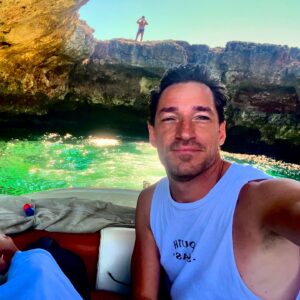 David Lantin Instagram - Photo de vacances à un détail prêt… 😂
D’ailleurs quelqu’un a vu Patrick ?? On repart !!