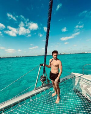 David Mora Instagram - Sometimes in the wind changes, we find our true direction ⛵️