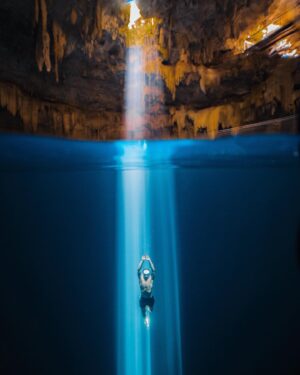 David Mora Instagram - Para los mayas, los cenotes eran fuentes de vida, pues de ahí obtenían el agua potable. Pero también creían que eran la entrada al inframundo 💀

📸 @benjaminriquelme_ 

@hacienda_chukum