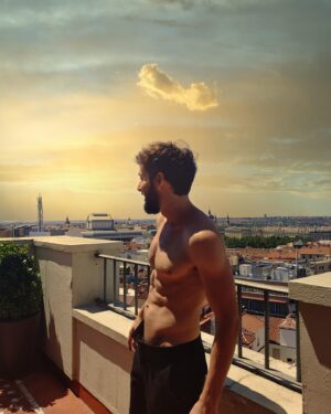 David Mora Instagram - Un mes sin publicar no sienta tan mal... 

#Madrid #sunset #atardecer #mayo #terraza