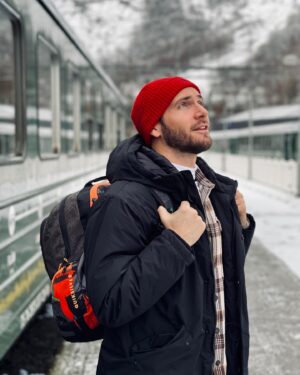 David Mora Instagram - Mi primera foto del 2022 tenía que ser subiéndome a este tren mágico que lleva a Flam. Espero sigáis viajando conmigo a lo largo de este año y en las aventuras que están por llegar. Gracias ❤️

#Noruega #viajar #travel #flamtrain
