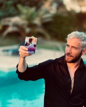 David Mora Instagram - SORTEO pack verano de @obsession_gin! 
Me encanta apoyar los proyectos nacionales, donde la calidad es lo primero. Por eso estoy sorteando con ellos un pack imprescindible para esta época del año compuesto por una botella, vasos, refrescos y una exclusiva toalla que te acompañará en las escapadas y aventuras de este verano.

Para participar solo tenéis que:
1. Dar like a la publicación 💜
2. Seguir a @obsession_gin y a mí.
3. Mencionar a una amiga/o con el que te tomarías un buen gintonic.

Puedes participar todas las veces que quieras mencionando a personas diferentes. Anunciaré los 2 ganadores el 22 de julio.

#Obsessionginpurple #mysummerobsession