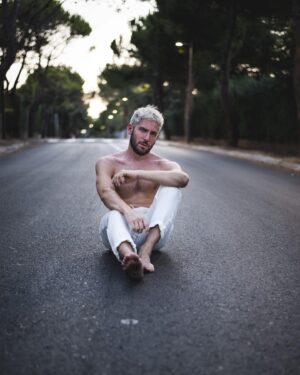 David Mora Instagram - EXT. CARRETERA - ATARDECER

📸 @anitamanezphoto 

#tbt #road #madrid #summer #verano