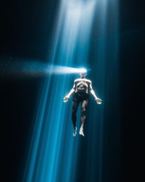 David Mora Instagram - If you've lost your way
I will leave the light on

📸 @benjaminriquelme_

#underwaterphotography #underwaterphoto #cenote #freediving #ocean