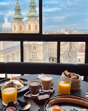 David Mora Instagram - Breakfast lover ❤️
¿Soy el único que se acuesta pensando en el desayuno? 🙊

@hotelrum_budapest 
@solidbudapest 

#desayunoconvistas #breakfastwithaview #budapest #desayuno #breakfast
