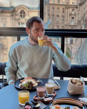David Mora Instagram - Breakfast lover ❤️
¿Soy el único que se acuesta pensando en el desayuno? 🙊

@hotelrum_budapest 
@solidbudapest 

#desayunoconvistas #breakfastwithaview #budapest #desayuno #breakfast