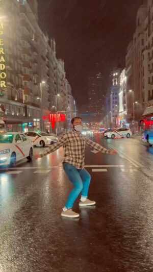 David Mora Instagram - Era Enero, diluviaba, tenía un esguince… pero @dansu92 me retó. Y yo entro al trapo fácilmente 🤷🏼‍♂️