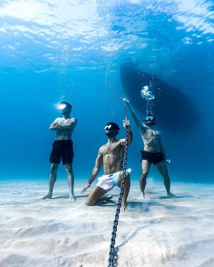David Mora Instagram - Surfeando en Menorca 🏄🏽‍♂️
Tres semanas y repetimos 🤟🏻

🧜🏽 @cepeda
🧜 @soydavidmora 
🚤 @boraboracharter 
📸 @benjaminriquelme_
