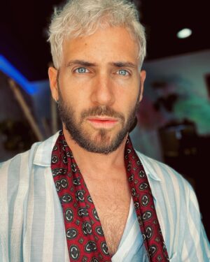 David Mora Instagram - Necesitaba un cambio. ¿Qué os parece? 😱👱

Gracias @freshhairbymike ✂️