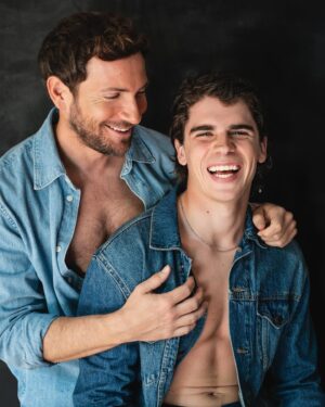 David Mora Instagram - Un honor tener a @pipegonzalezotano como coprotagonista de “Meteorito”, la que será mi primera peli! Qué ganas de rodarla y de que la disfrutéis. Confieso que está siendo un viaje de mucho trabajo pero siempre con mucha ilusión. ☄️

Podéis ver la entrevista en @shangaycom ❤️ 

🎬 @meteoritopelicula 
📸 @anitamanezphoto 
👕 @nina_camil