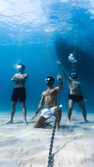 David Mora Instagram - Agosto, sin más. 😎🍑🔥🏝
Con @soydavidmora @cepeda & @cescescola 
📸 @sonyalpha   @nimar_waterhousings
🤿⌚️ @cressi.es 
#menorca
.
.
.
.
.
.
#underwaterphoto #freediving #nimar  #summer #freedive #ocean #sea #apnea #ciutadella #underwaterphotography #macarelleta #baleares #sunset #igersmenorca #couplegoals #love #sonyalpha #couples #beach #friends @sony.espana #alphasummeres @alphauniversebysony.eu #elveranodenuestrasvidas