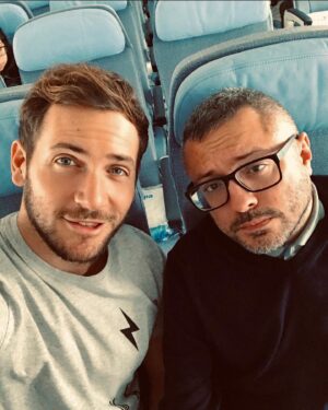 David Mora Instagram - Querido Rober,
como tu personaje favorito E.T., llegaste a este mundo para cambiarnos para siempre y hacernos un poco mejores. Eres de esas persona que une, que crean puentes... en tu caso rampas, literalmente, porque hasta que no ganabas la batalla no parabas con esos tweets que avergonzaban tanto a cines, restaurantes... Y es que como en tu obra cinematográfica, siempre luchaste por la inclusión y la diversidad. En todas sus formas.

He tenido la suerte de poder trabajar contigo muchas veces (creo que eres el único director que no tiene mala leche rodando... será tu sangre canaria y esa bondad que caracteriza a toda tu familia). Pero, sobre todo, he tenido la suerte de ser tu amigo. De crecer contigo. De disfrutar de viajes, desayunos de buffets, alegrías, comidas chinas a domicilio, conciertos, días tristes en tu sofá…

Lo mejor de ti es el humor. Cuántas veces bromeábamos sobre quién haría de ti en un biopic sobre tu vida. “¿Un cachitas con gafas?”. Puede que tus abdominales fueran creativos, pero tengo claro que sería un peliculón, porque has vivido como has querido, amigo. Has demostrado que cuando alguien tiene un sueño, con trabajo y constancia, no hay obstáculos.

El pasado lunes cuando iba a quedar contigo y tuve que cancelarlo, por la noche te pregunté: Oye, Rober, ¿cuándo quedamos entonces para hablar de esto? Y “de broma” me contestaste: “Era hoy”. Y me diste una última lección antes de irte: todo es hoy, no mañana. Porque mañana no podré ir a tomar el menú del día contigo a Vallecas, mañana no podremos grabar todas las locuras que teníamos pensadas, mañana no podremos hacer ese roadtrip por la Costa Oeste... Mañana será mucho peor sin ti.

Te voy a echar tanto de menos. Mi director, mi confidente, MI AMIGO.
Te quiero, Rober. ❤️