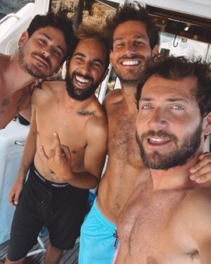 David Mora Instagram - Surfeando en Menorca 🏄🏽‍♂️
Tres semanas y repetimos 🤟🏻

🧜🏽 @cepeda
🧜 @soydavidmora 
🚤 @boraboracharter 
📸 @benjaminriquelme_