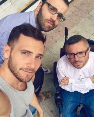 David Mora Instagram - Querido Rober,
como tu personaje favorito E.T., llegaste a este mundo para cambiarnos para siempre y hacernos un poco mejores. Eres de esas persona que une, que crean puentes... en tu caso rampas, literalmente, porque hasta que no ganabas la batalla no parabas con esos tweets que avergonzaban tanto a cines, restaurantes... Y es que como en tu obra cinematográfica, siempre luchaste por la inclusión y la diversidad. En todas sus formas.

He tenido la suerte de poder trabajar contigo muchas veces (creo que eres el único director que no tiene mala leche rodando... será tu sangre canaria y esa bondad que caracteriza a toda tu familia). Pero, sobre todo, he tenido la suerte de ser tu amigo. De crecer contigo. De disfrutar de viajes, desayunos de buffets, alegrías, comidas chinas a domicilio, conciertos, días tristes en tu sofá…

Lo mejor de ti es el humor. Cuántas veces bromeábamos sobre quién haría de ti en un biopic sobre tu vida. “¿Un cachitas con gafas?”. Puede que tus abdominales fueran creativos, pero tengo claro que sería un peliculón, porque has vivido como has querido, amigo. Has demostrado que cuando alguien tiene un sueño, con trabajo y constancia, no hay obstáculos.

El pasado lunes cuando iba a quedar contigo y tuve que cancelarlo, por la noche te pregunté: Oye, Rober, ¿cuándo quedamos entonces para hablar de esto? Y “de broma” me contestaste: “Era hoy”. Y me diste una última lección antes de irte: todo es hoy, no mañana. Porque mañana no podré ir a tomar el menú del día contigo a Vallecas, mañana no podremos grabar todas las locuras que teníamos pensadas, mañana no podremos hacer ese roadtrip por la Costa Oeste... Mañana será mucho peor sin ti.

Te voy a echar tanto de menos. Mi director, mi confidente, MI AMIGO.
Te quiero, Rober. ❤️