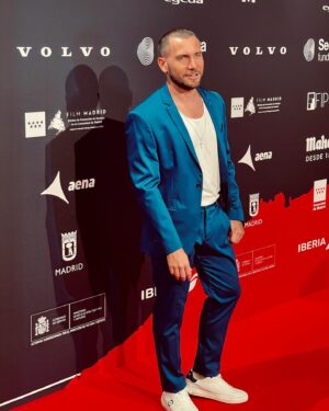 David Mora Instagram - ¿Os mola traje con deportivas? 💙🤍