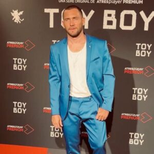 David Mora Instagram - ¿Os mola traje con deportivas? 💙🤍
