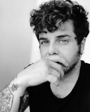 David Perdomo Instagram - Soy muy sensible, por suerte o por desgracia, a demasiadas cosas.
Y la luna llena siempre me ha revuelto interiormente, pero esta vez me está apretando un poco de más, poniéndome un espejo muy grande delante que muchas veces no quiero mirar.
Me pone la pila bien.
A mi y a todo el mundo. 
Aunque no lo manifestemos igual. 
Qué acertijos vitales, coño.

Tened buen día y respuestas.

D

🌕🖤