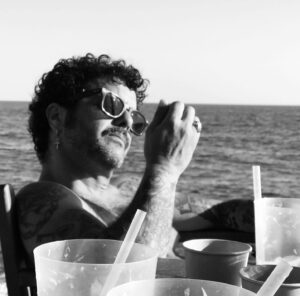 David Perdomo Instagram - Plástico y pajitas, mal.
Compañía y alcoholismo, excelente.
Tened buen domingo, criaturas. 
🖤🙏🏽
