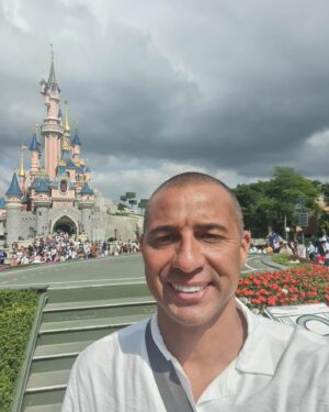David Trezeguet Instagram - Magical days in a magical place!

#family #disneylandparis