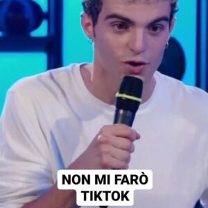 Davide Calgaro Instagram - Non mi farò TikTok. 
#TheRoastOfLifeInItaly #davidecalgaro #comedycentralitalia #tiktok 

The Roast of Life in Italy, ogni mercoledì alle 22:00 su Comedy Central, canale 129 di Sky e in streaming su @nowtvit