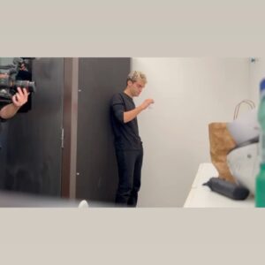 Davide Calgaro Instagram - Ieri sera è andata in onda l’ultima puntata di “The Roast”.
Grazie a tutti per i messaggi e l’affetto che mi avete dimostrato!
Non avevo mai fatto niente di simile ed è stata un esperienza incredibile, dall’inizio alla fine.
Quando me l’hanno proposto avevo molti dubbi e continuavo a chiedermi se ne fossi in grado, se mi sono convinto a farlo è solo grazie alla fiducia che ho per le persone che mi circondano.
Ci tengo molto quindi a ringraziare coloro con cui lavoro da sempre e senza i quali non combinerei una mazza: la mia agente del cuore @katia_tellone e il mio socio e amico @groucho27 . Grazie a voi per aiutarmi a crescere sempre💙
Inoltre voglio ringraziare la squadra incredibile con cui ho lavorato: @barbascura_x , @giordanofolla (per i lunghi pomeriggi di agosto trascorsi a scrivere🍁) il boss @antolosito (per avermi sopportato e supportato), gli operatori @antonio_miorin e Maurizio Musumeci, il fonico @darrenkrenna (grazie mille regaz), @cristianoogro per la sua gentilezza, Daniele Titta, Andrea, Diego, la redazione di Stand By Me e il mio ufficio stampa @claudiascuderi 🙏🏻 Infine un grazie enorme a @costylongo e ovviamente @comedyitalia per la fiducia e l’occasione che mi hanno dato.
Di nuovo grazie a tutti coloro che ci hanno seguito. 
Alla prossima🐸