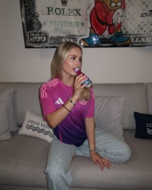 Davina Geiss Instagram - Fußball x JustBe💞⚽️🍾
Ready für heute Abend 📺