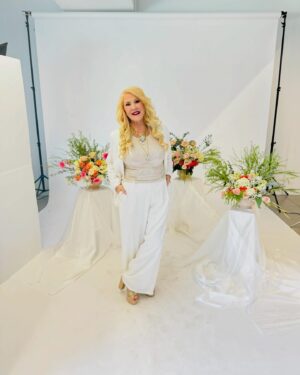 DeAnne Stidham Instagram - One of my Darling outfits from last week at Vision!! I MUST say……I felt quite like an ANGEL🤍 here in this amazing all white formal look ha ha!😇 This is a custom linen “Jenny blazer” & “JoJo pants” It is the PERFECT formal business attire for any event!😊 #lularoe #style #fashion #allwhite #angel 😇 #lularoevision24 #bussinesswoman #beauty #clothing #model #bosslady